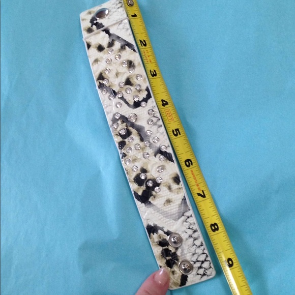 NEW Retro Bracelet Wide Band Cuff White Faux Snakeskin Leather Bling 39 Crystals - Picture 8 of 8